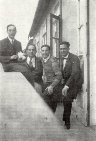 Eduardo Cerqueira com um grupo de amigos, em Outubro de 1928.