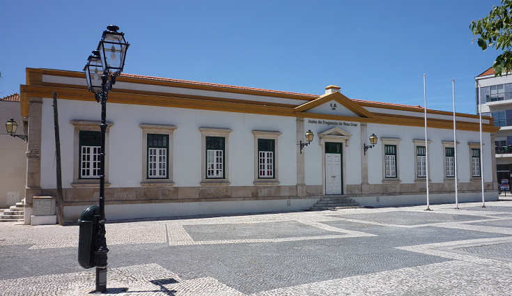 Edifício da antiga escola primária da Vera Cruz, actualmente sede da Junta de Freguesia. Clicar para ampliar.