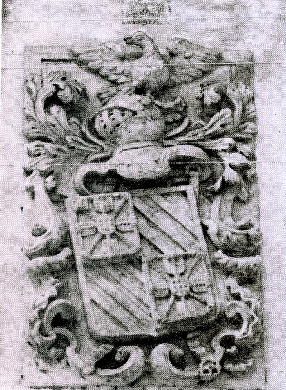 Brasão existente a meio da fachada da casa dos Morgados da Pedricosa, na rua de 