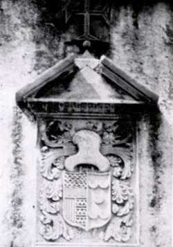 Brasão de Nicolau Ribeiro Picado, na frontaria da Casa do Seixal.