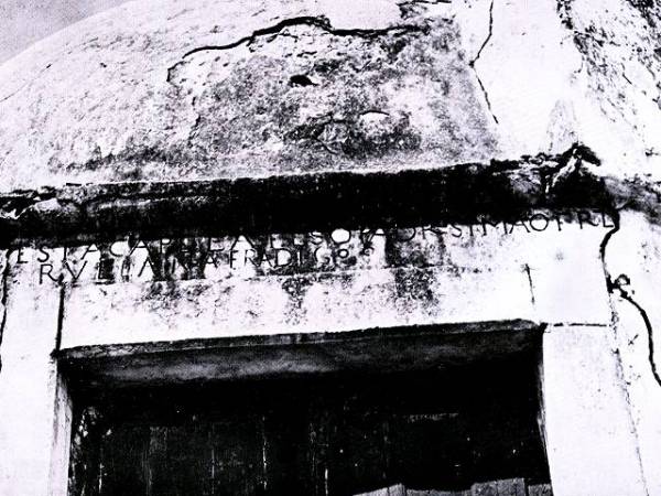 Pormenor da Capela de São Simão do Bunheiro, mostrando a inscrição na pedra da p