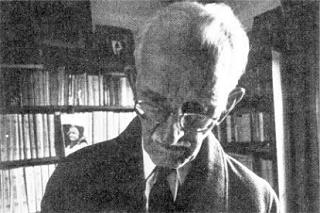 José Pereira Tavares na sua biblioteca, em Maio de 1973, em Aveiro.