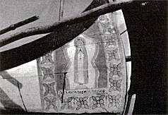 Painel da ré com tema religioso.