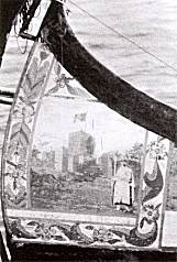 Painel da ré com pintura de tema histórico.