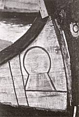 Painel da ré com elementos pictóricos que abandonam as estruturas tradicionais d